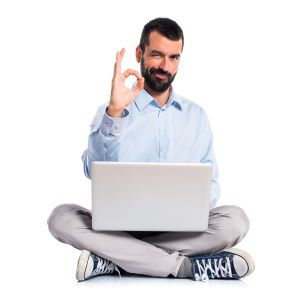 Homme content avec un ordinateur